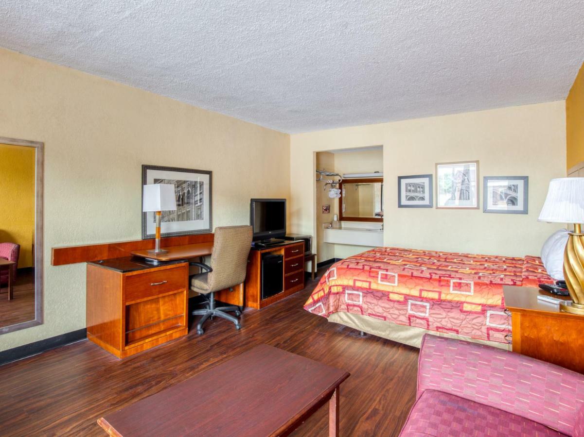 Budgetel & 2* Forest Park