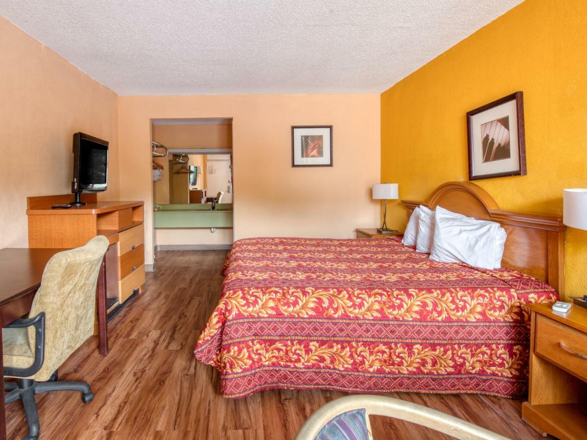 Hotel Budgetel & Forest Park